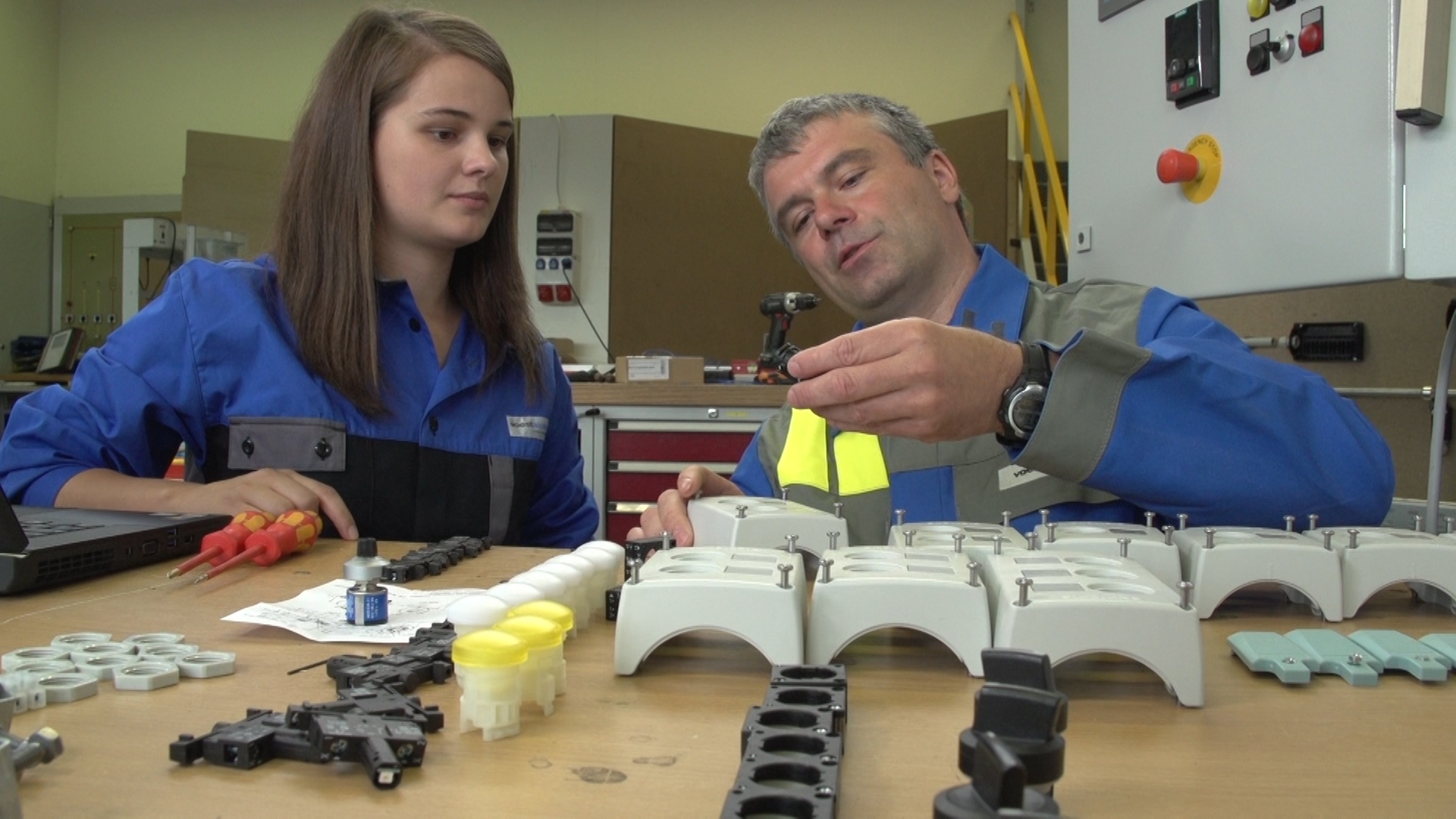 Stahlwelt_Elektrotechniker_Standbild001